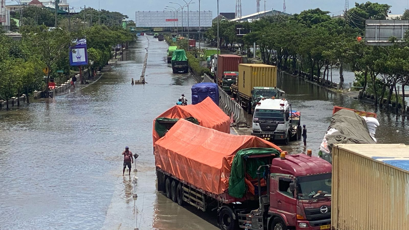 Banjir di Jalan Kaligawe Semarang yang sudah mulai surut, Sabtu (16/3).