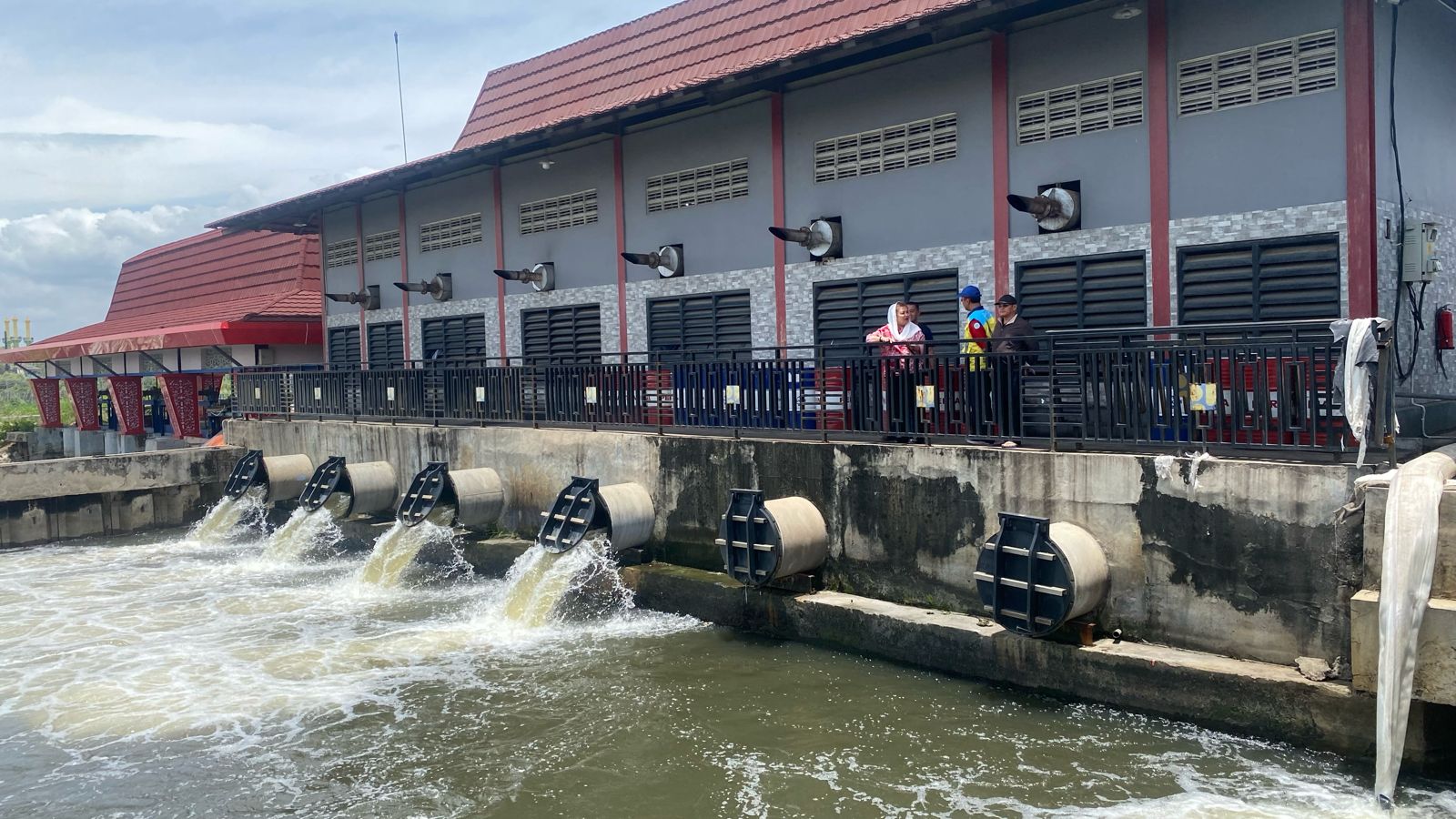 Rumah pompa Kali Tenggang terus beroperasi menyedot banjir di wilayah Kaligawe dan sekitar, Sabtu (16/3).