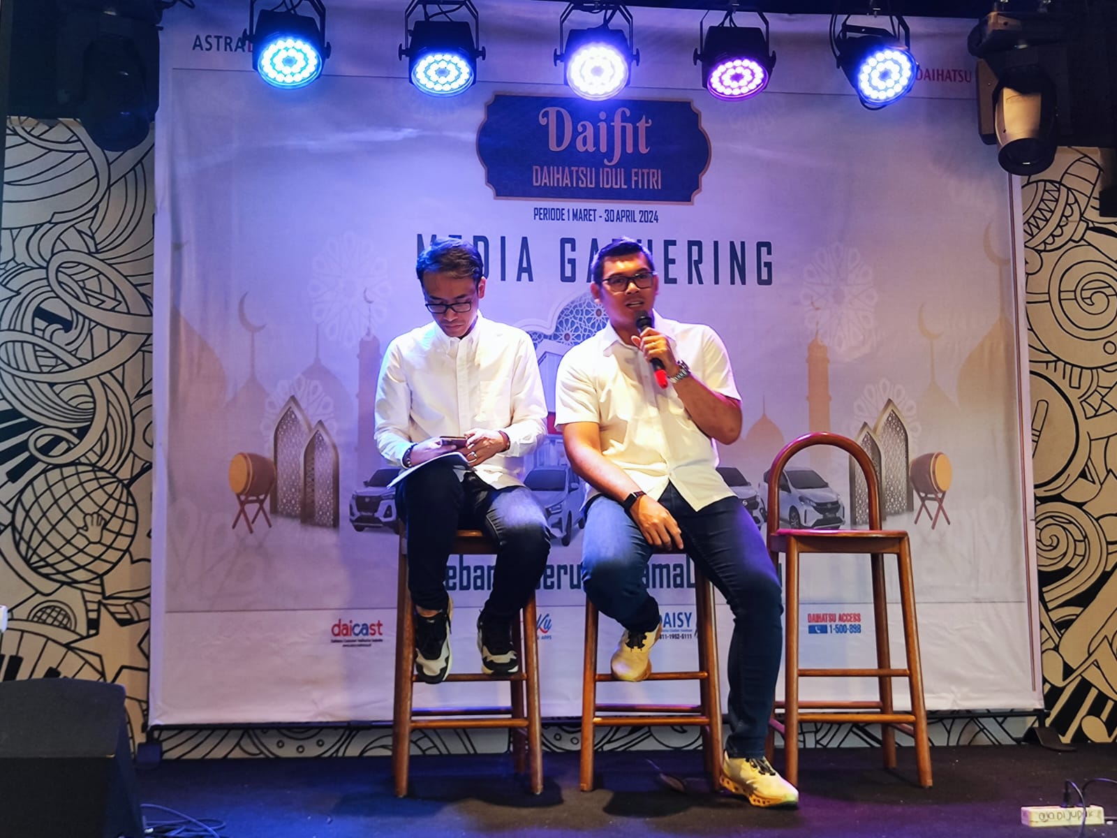 Kepala Cabang Astra Daihatsu Semarang, Dodik Priambodo (kiri) dan Kepala Wilayah Astra Daihatsu Jateng-DIY, Andrianto Saudin (kanan).