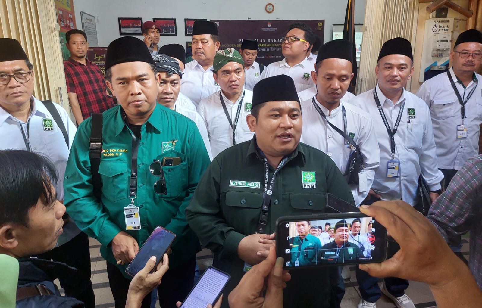 Ketua DPC PKB Demak H Zayinul Fata didampingi Sekretaris DPC, Rizqon Malik Fullaesuf dan jajaran pengurus partai lainnya dalam sebuah kesempatan. (Wahibpribadi)