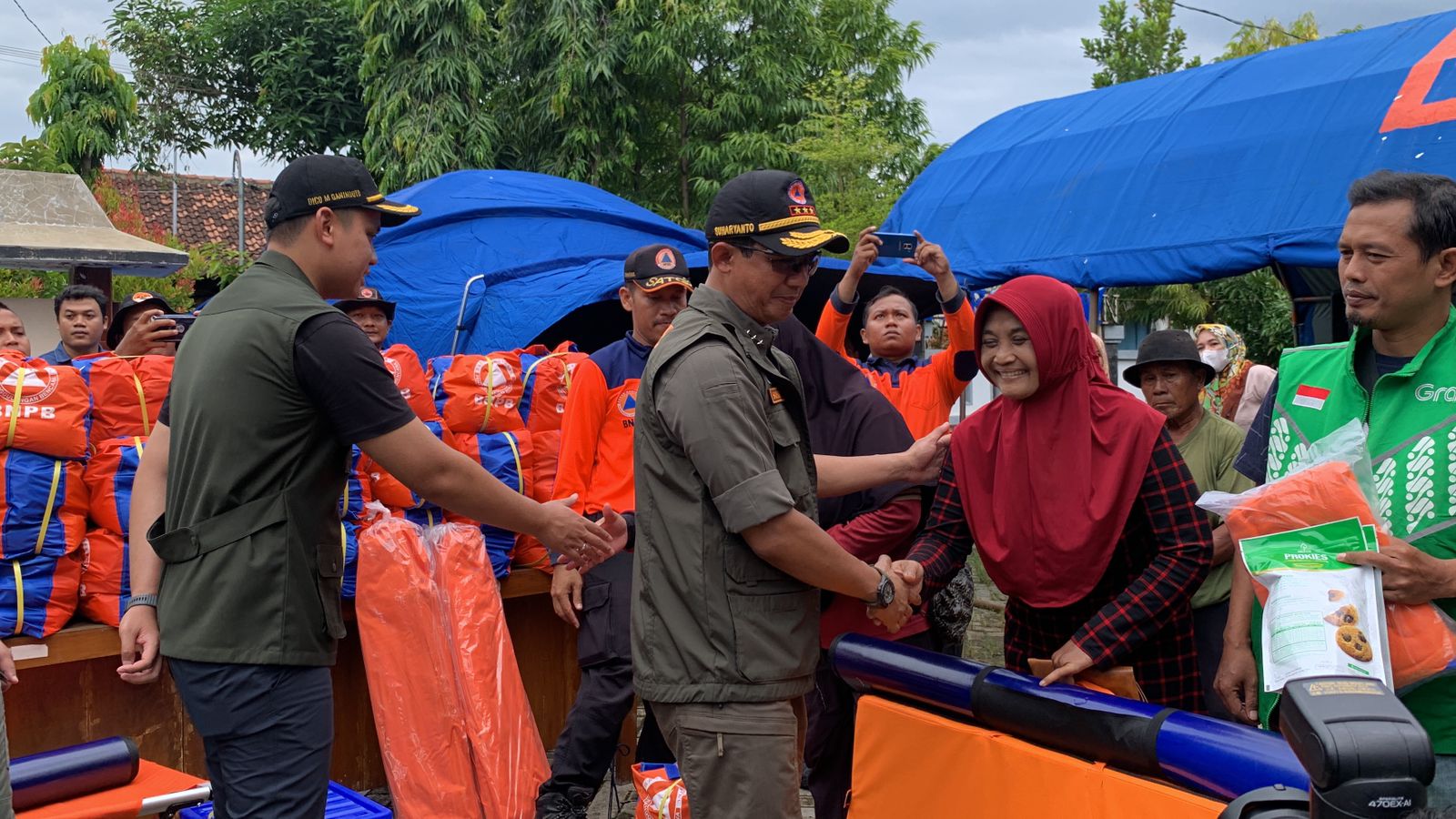 Kepala BNPB Letjen TNI Suharyanto saat meninjau lokasi terdampak banjir di Kabupaten Kendal Minggu (17/3). DEVI KHOFIFATUR RIZQI/ JAWA POS RADAR SEMARANG