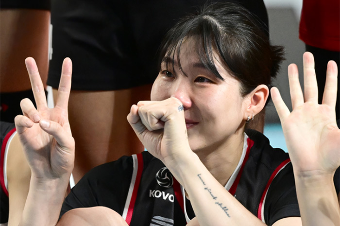 Kapten Red Sparks, Lee So-young terlihat bersedih dengan cidera yang dialaminya.