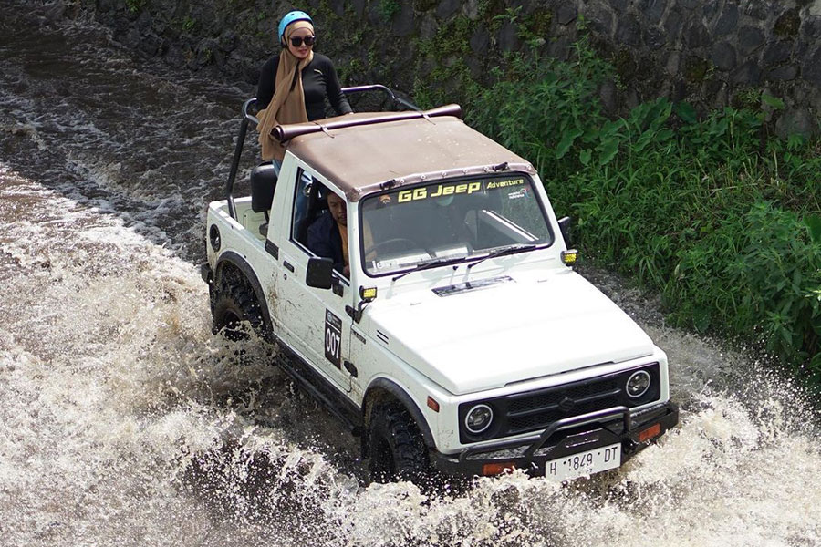 SERU: Sejumlah pengunjung menikmati trip susur Sungai Tuntang dengan mobil Jip dari Paguyuban GG Jeep Adventure Desa Gedangan.