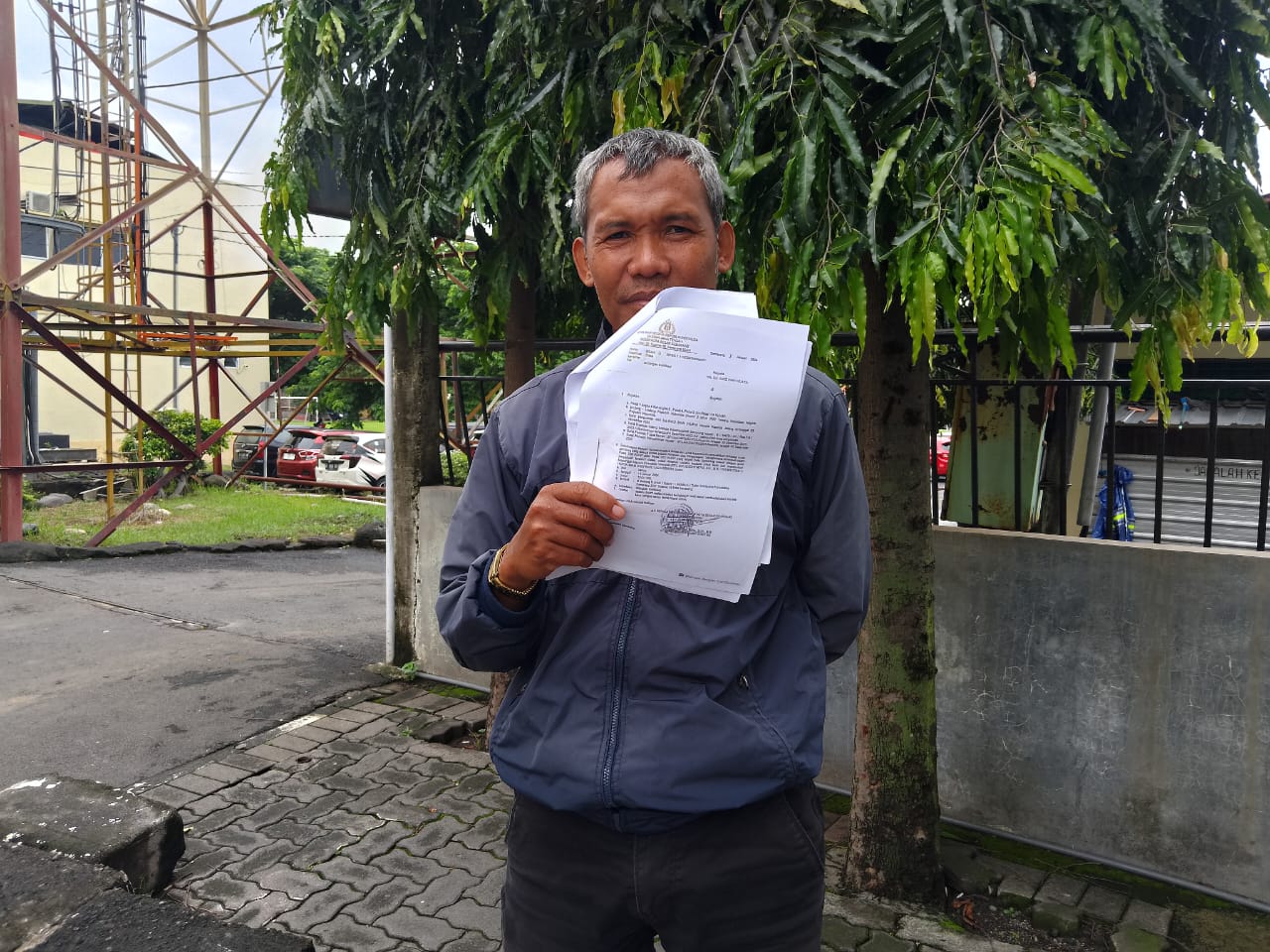 Ali Mustari, 49, warga Tingkir, Kota Salatiga, impiannya untuk bekerja di Amerika pupus lantaran orang yang membawa uang tersebut telah kabur. M Hariyanto/Jawa Pos Radar Semarang