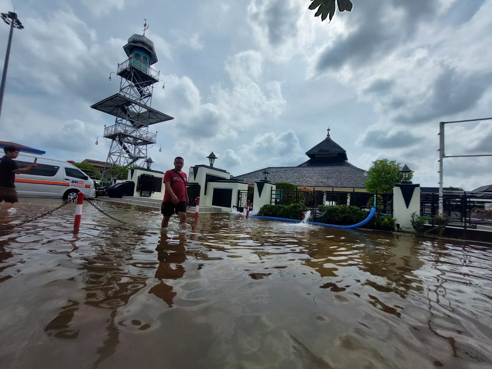 Masjid Agung Demak kebanjiran. Pompa dikerahkan untuk menyedot banjir. (Wahib Pribadi/Jawa Pos Radar Semarang)