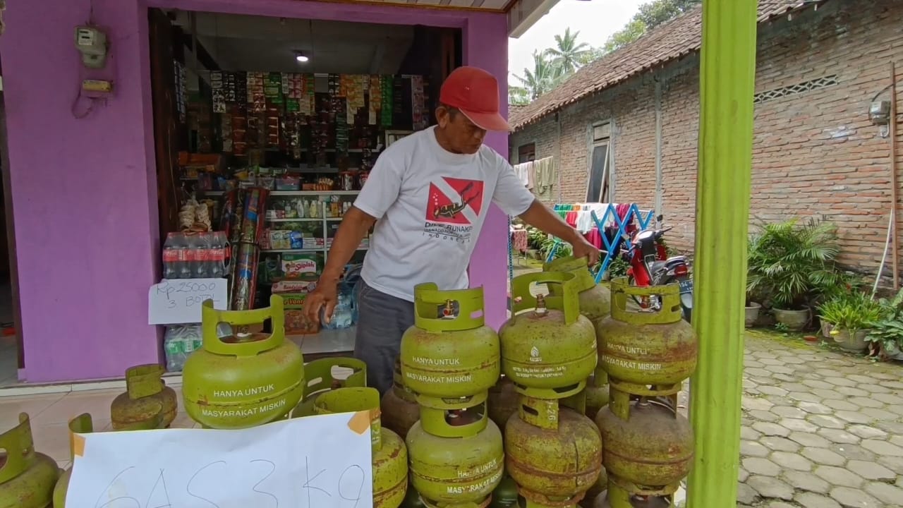 Warga Desa Plumbon tengah mencari gas elpiji tiga kilogram di warung terdekat. NURFAIK NABHAN/Jawa Pos Radar Semarang