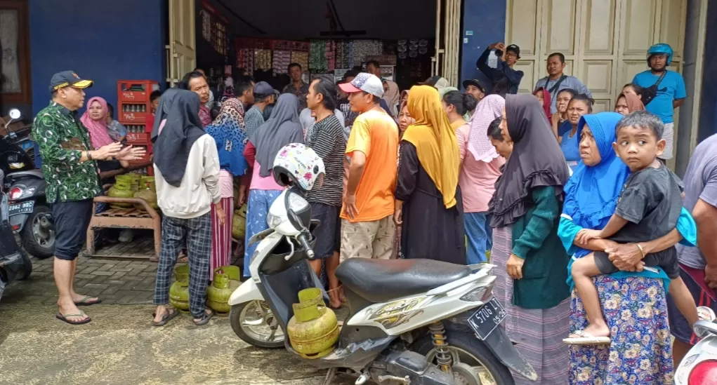 Pj Bupati Jepara Edy Supriyanta usai cek banjir turut mengurai antrean gas 3 kilogram di Desa Bandungrejo, Kecamatan Kalinyamatan pada Minggu (17/3). (NIBROS HASSANI/RADAR KUDUS)