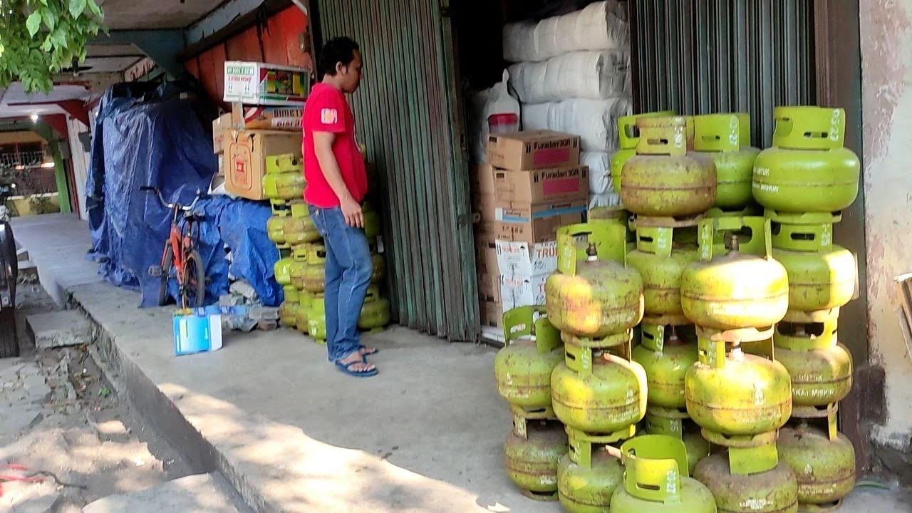 Warga Kendal saat menata gas LPG 3 kilogram yang kosong.