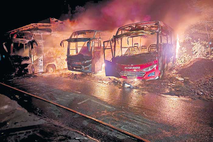 Api saat masih berkobar membakar tiga bus PO Marho Mulyo sebelum berhasil dipadamkan Sabtu (16/3/2024).&nbsp;