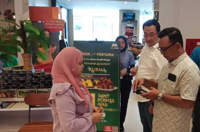 Retail Acquisition Deputy Regional Head Bank Mega Regional Semarang, Ika Windu Winata, tengah menyaksikan salah seorang pemegang kartu kredit Bank Mega mengikuti program Bikin Jadi Pertama.