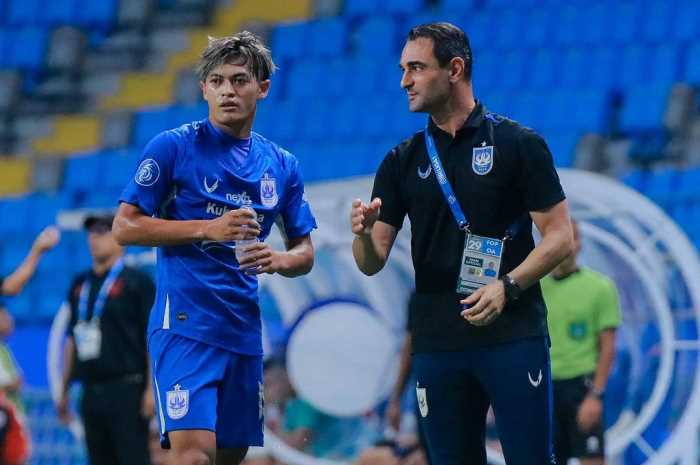 Pelatih PSIS Gilbert Agius memberikan instruksi kepada Alfeandra Dewangga pada laga lawan Persis Solo di Stadion Batakan.