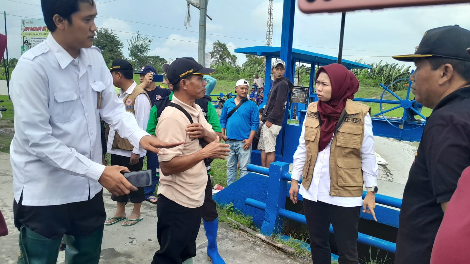 Bupati Demak dr Hj Eistianah meninjau saluran pembagi air untuk atasi banjir di Kota Demak. (Wahibpribadi)