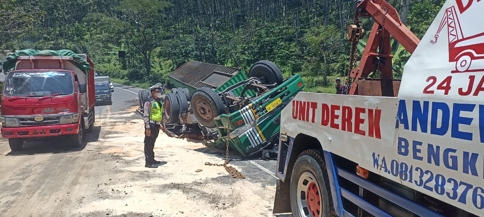 Proses upaya evakuasi truk kontainer yang terguling di Gemawang, Kecamatan Jambu