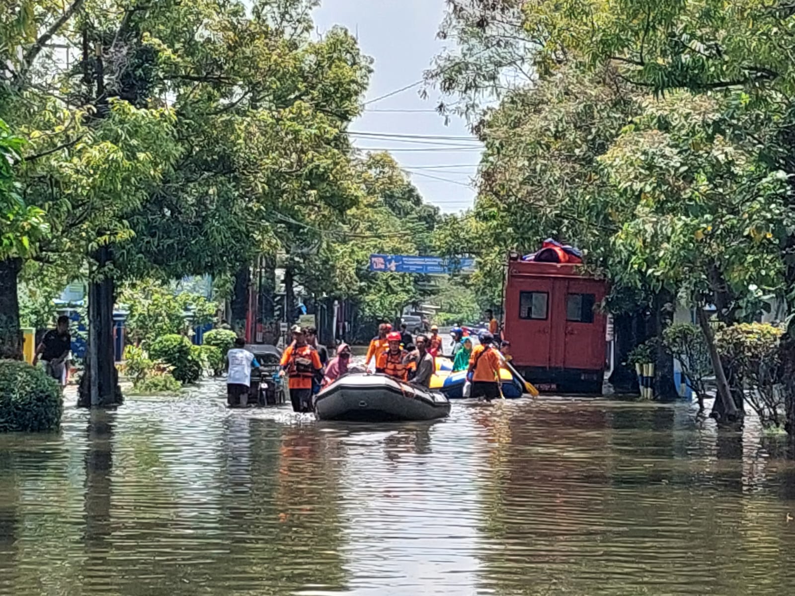Petugas BPBD Demak fokus pada evakuasi warga di kawasan Jalan Bhayangkara Kota Demak. (Wahib Pribadi/Jawa Pos Radar Semarang)