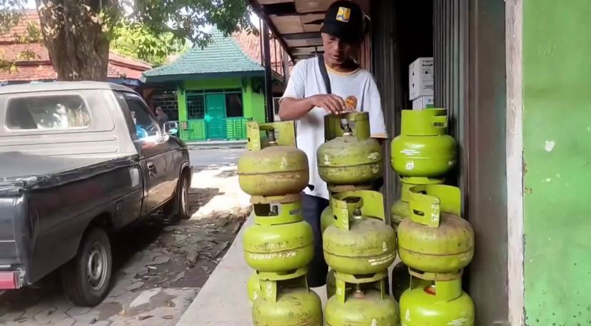 Seorang warga saat mengantre pembelian gas melon dengan menumpuk tabung gas di pangkalan. DEVI KHOFIFATUR RIZQI/ JAWA POS RADAR SEMARANG