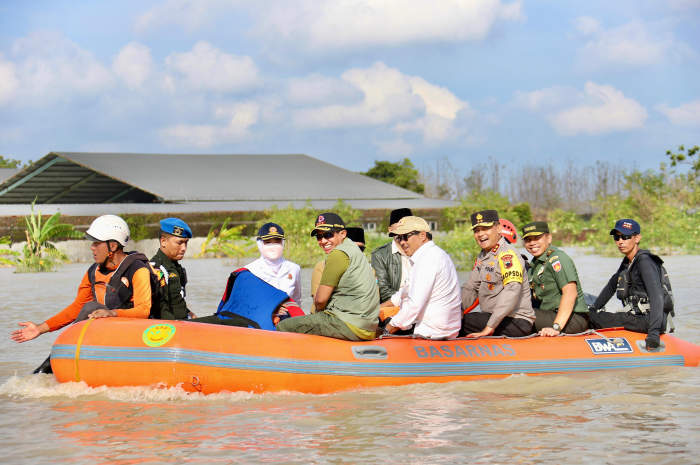 Kepala BNPB Letjen Suharyanto melakukan pengecekan tanggul Sungai Wulan yang jebol. (Wahib Pribadi/Jawa Pos Radar Semarang)