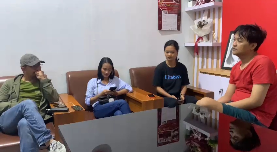 Singgih kaos merah, Zulfikar pakai topi melakukan Mediasi di ruang kantor Lurah Karanganyar Gunung, Kecamatan Candisari, Rabu (20/3/2024). (M Hariyanto/Jawa Pos Radar Semarang)