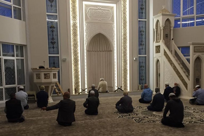 Ilustrasi kegiatan dalam amalan penting yang dilakukan umat muslim sebelum melakukan itikaf di masjid selama Ramadhan.