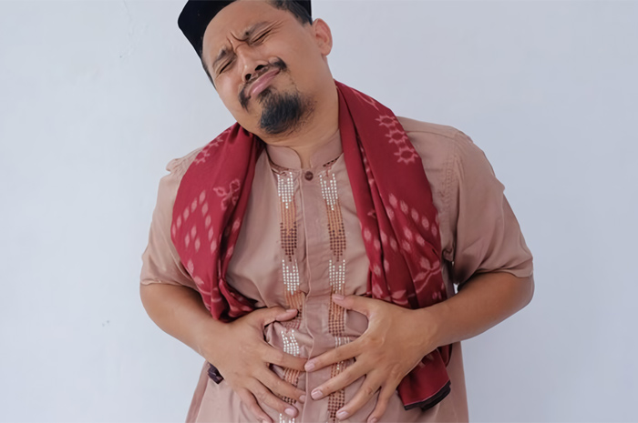Ilustrasi orang sakit maag ingin tetap berpuasa.