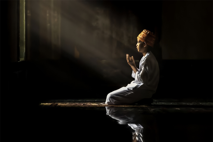 Ilustrasi cara melaksanakan Itikaf di Masjid.