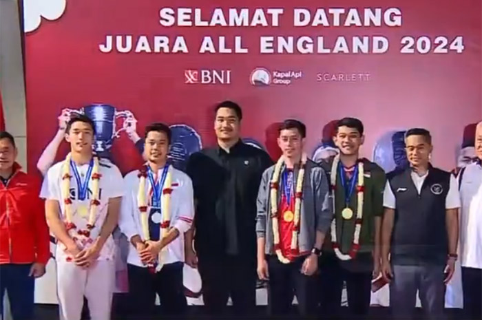 Tangkapan layar saat sesi foto Menpora berada ditengah-tengah atlet bulutangkis juara All England 2024.