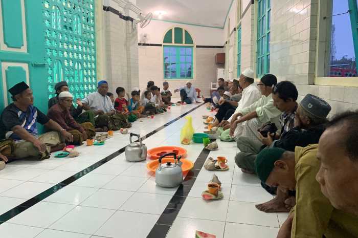 Warga sekitar Kampung Melayu dan para musafir berbuka bersama dengan menu khas kopi Arab di Masjid Layur. M IQBAL AMAR/JAWA POS RADAR SEMARANG