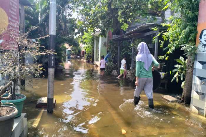 Genangan di Karang Asem 3 RT 2 RW 2, Kelurahan Trimulyo, Kecamatan Genuk, Rabu (20/3). FIGUR RONGGO WASSALIM/JAWA POS RADAR SEMARANG