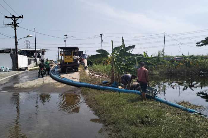 Empat Pompa dari BBWS Pemali-Juana dan Pemkot Semarang di Trimulyo, Rabu (20/3). FIGUR RONGGO WASSALIM/JAWA POS RADAR SEMARANG