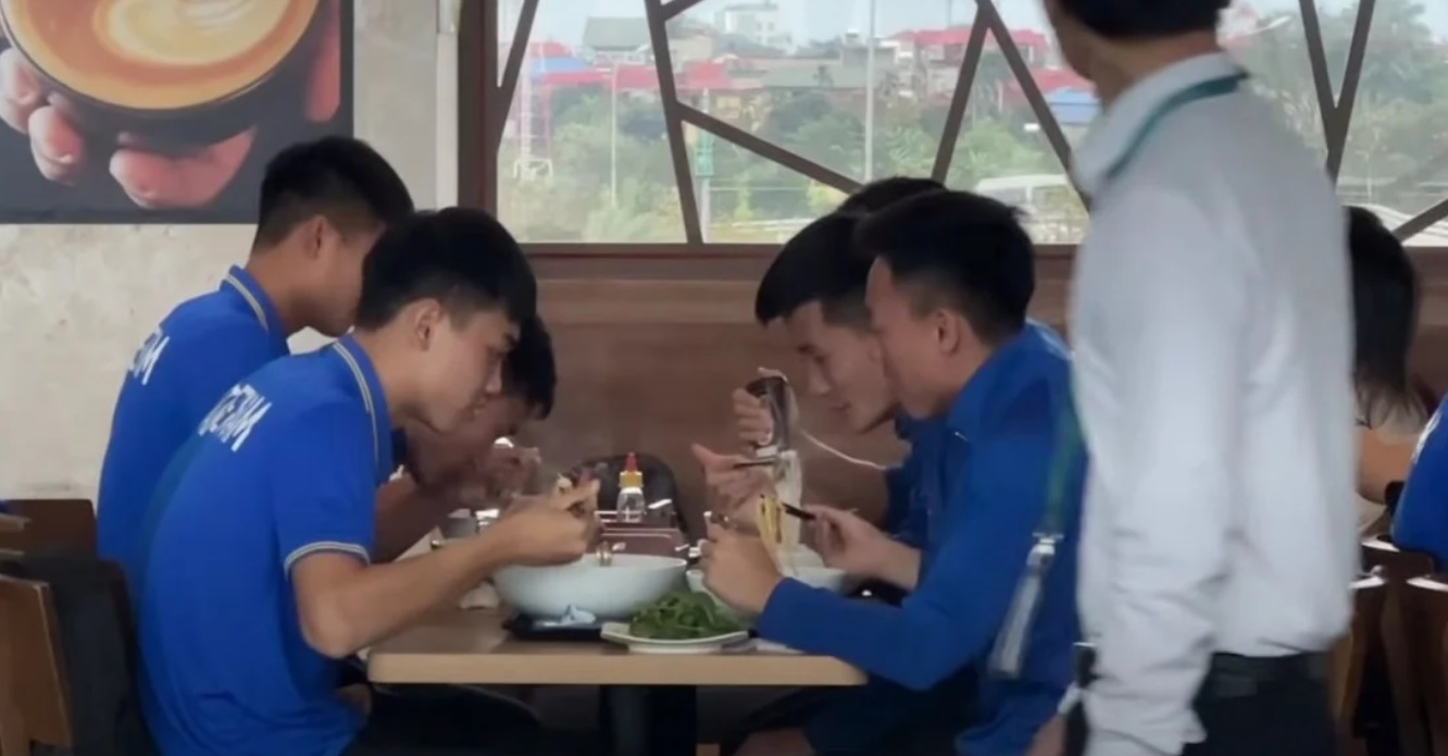 Pemain Vietnam menyantap mie instan