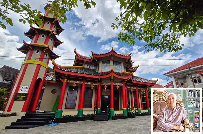 Fasad bangunan Masjid Al-Mahdi bergaya arsitektur Tiongkok. Mahdi atau Kwee Giok Yong, pemilik Masjid Al-Mahdi Kota Magelang dijumpai di rumahnya, yang berada di sebelah masjidnya.