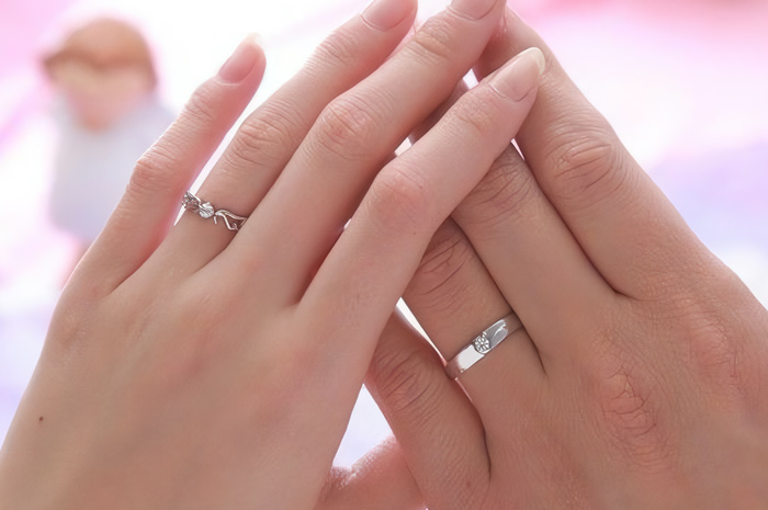 Ilustrasi cincin sesuai dengan jari nyaman dipakai.