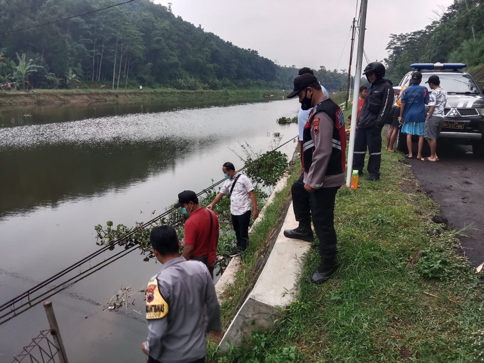Proses evakuasi jenazah bayi yang dilakukan oleh pihak kepolisian dan didampingi Tim Inafis Polres Semarang