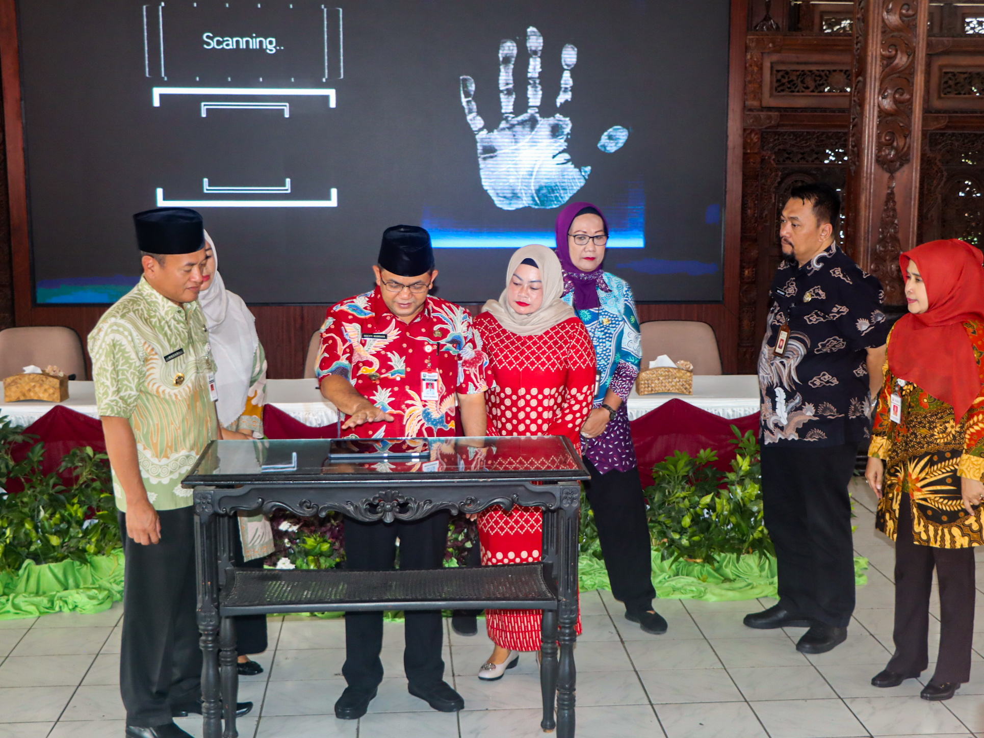 Bupati Semarang melakukan pemindaian tangan sebagai tanda penyerahan SK pengangkatan PPPK
