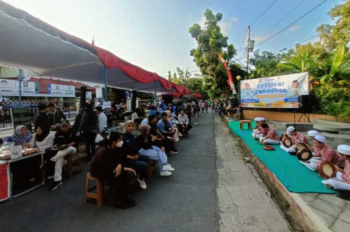 Warga mengikuti ngabuburit asyik di Festival Ramadan Semarang Barat, Rabu (20/3) sore. FIGUR RONGGO WASSALIM/JAWA POS RADAR SEMARANG