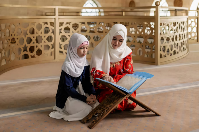 Salah satu kegiatan positif di bulan Ramadhan dengan mengajarkan anak mengaji atau membaca Al-Qur&rsquo;an.