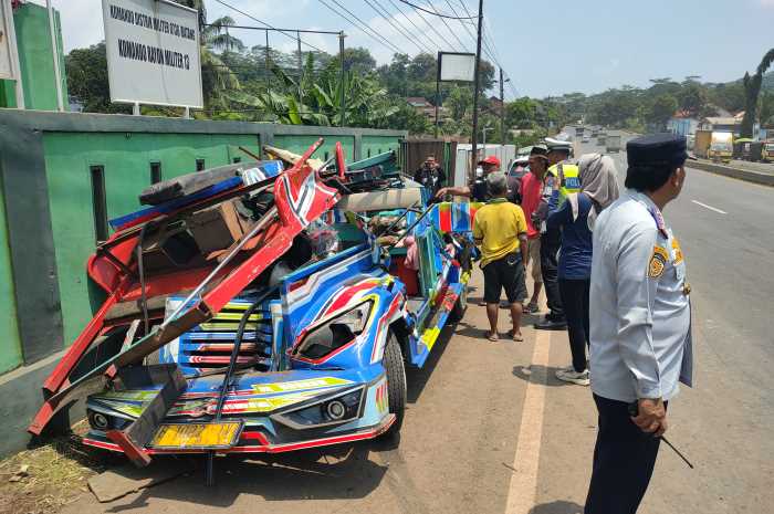 Kondisi odong-odong yang ringsek setelah ditabrak truk trailer dari belakang.&nbsp;RIYAN FADLI/JAWA POS JAWA POS RADAR SEMARANG