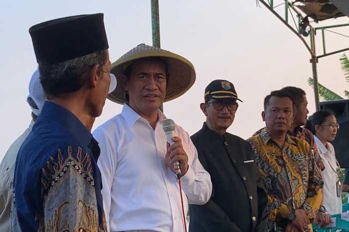 Mentan Andi Amran Sulaiman saat berdialog dengan petani Desa Turunrejo terkait tanaman padi yang terendam banjir Jumat (22/3).&nbsp;DEVI KHOFIFATUR RIZQI/ JAWA POS RADAR SEMARANG