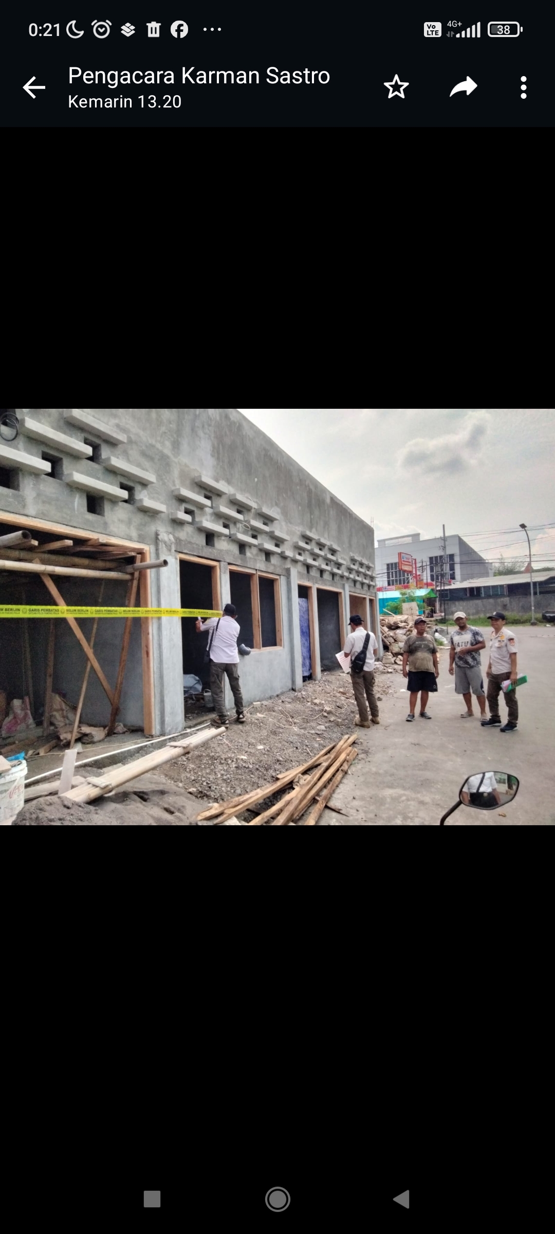 Satpol PP Kota Semarang saat menyegel kios di atas fasilitas umum di wilayah Bambankerep, Ngaliyan