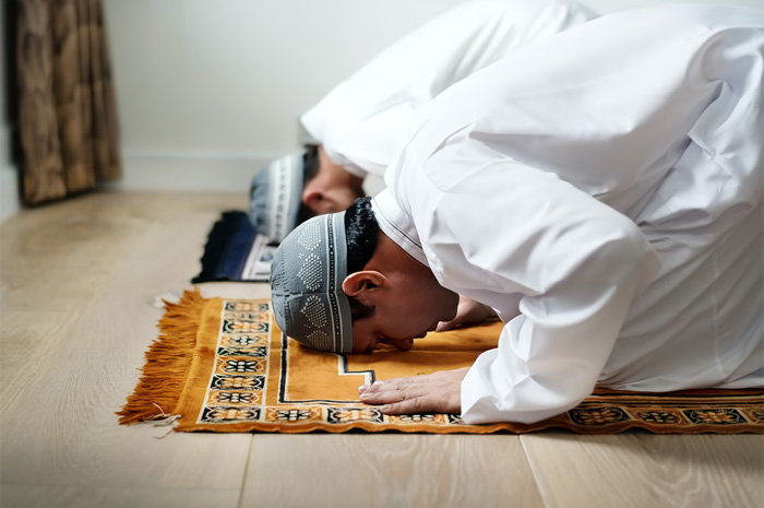 Ilustrasi, muslim sedang sujud saat Sholat Lailatul Qadar.