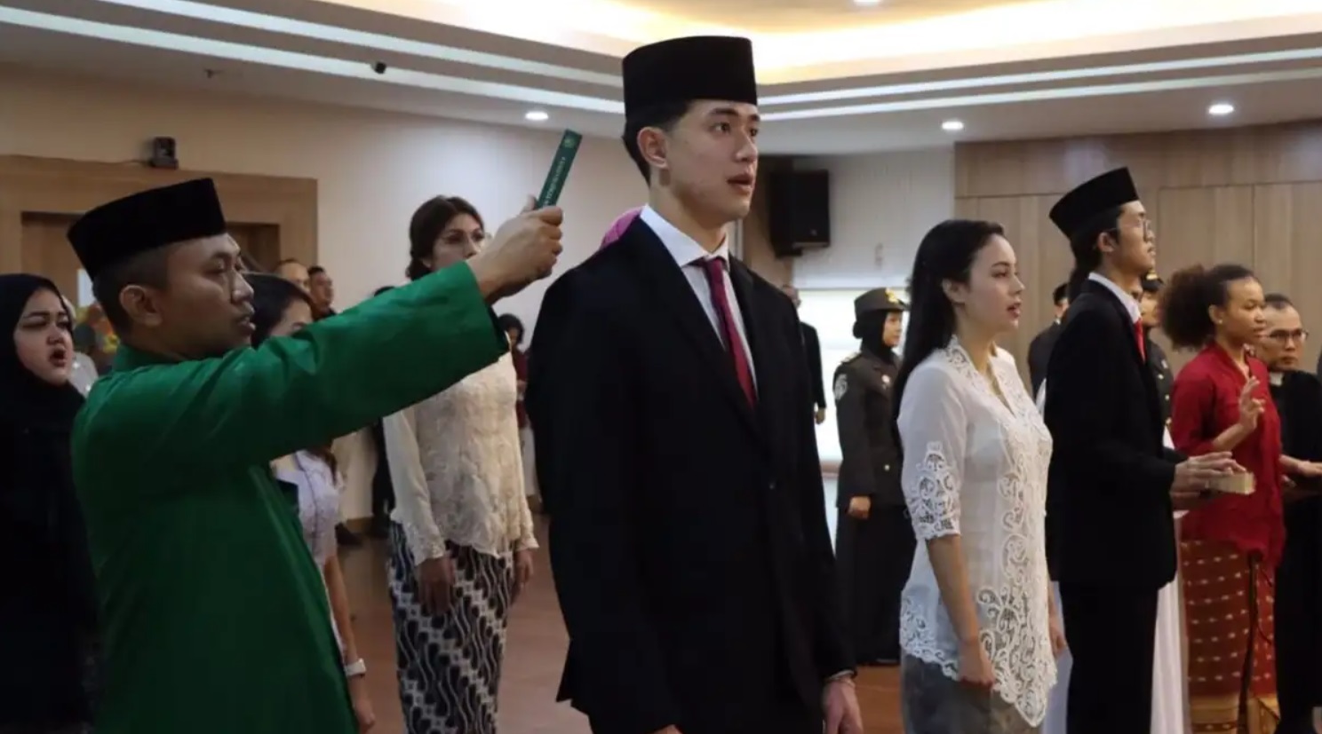 Cyrus Margono Saat Menjalani Sumpah WNI