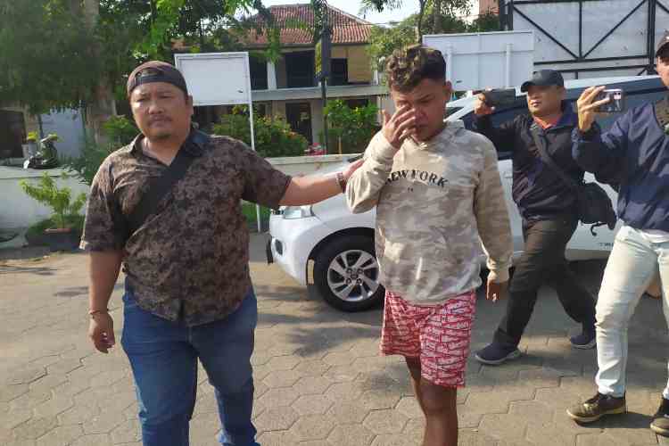 MERESAHKAN: Warga Petek, Semarang Utara, diamankan karena meresahkan. Mengacung-acungkan celurit saat berkendara.