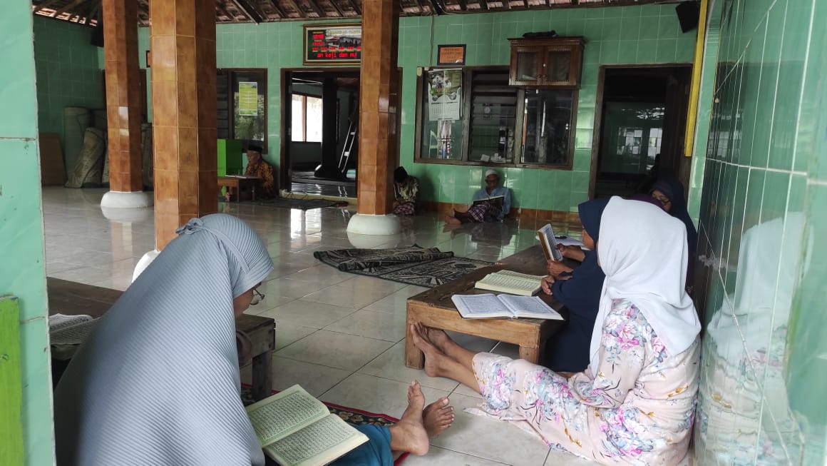 Tadarus Al Quran yang diikuti oleh warga terutama ibu-ibu dan warga lansia di Masjid Attaqwa, Gogodalem