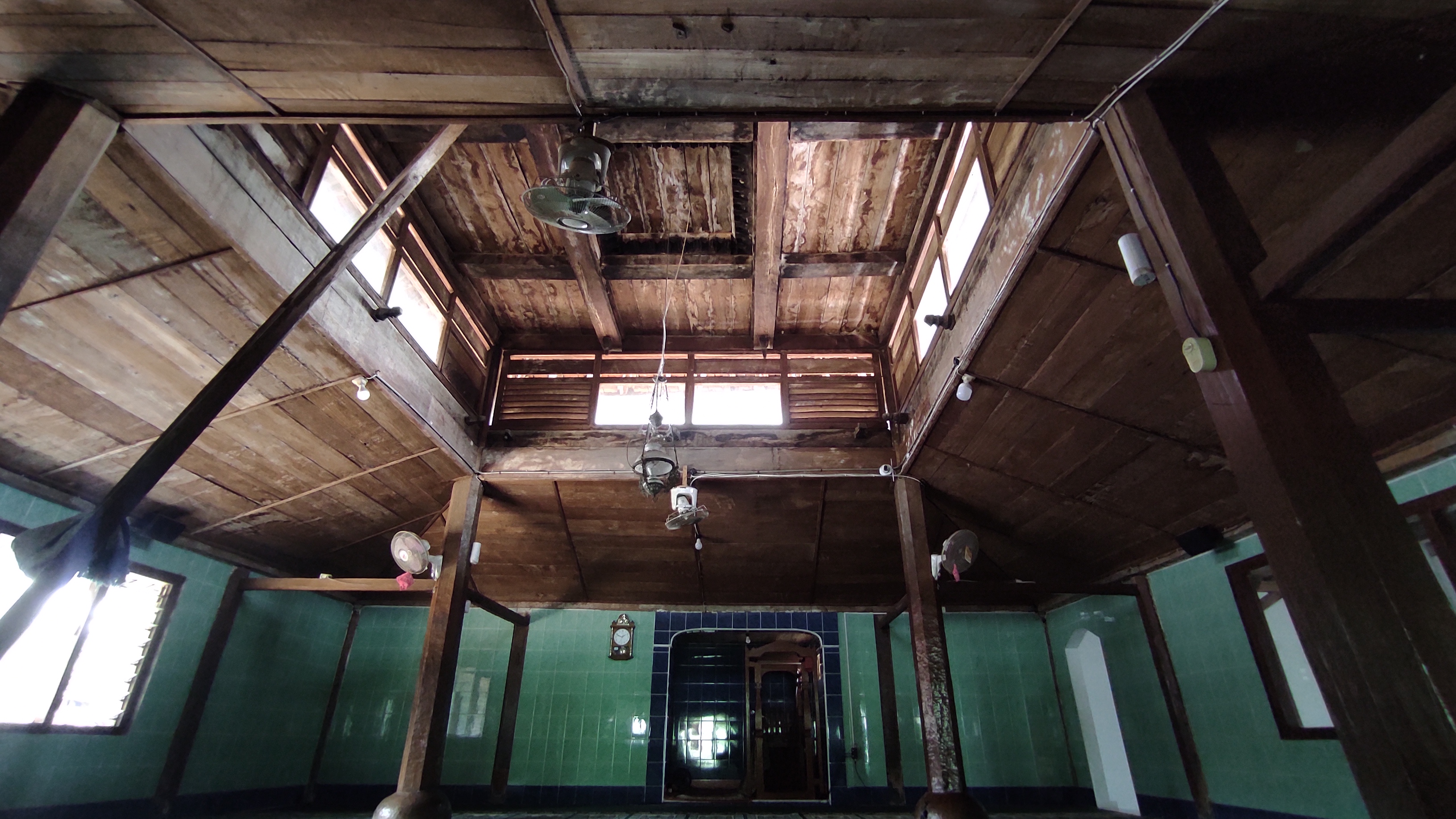 Bangunan lama masjid yang masih dipertahankan yang terbuat dari kayu jati