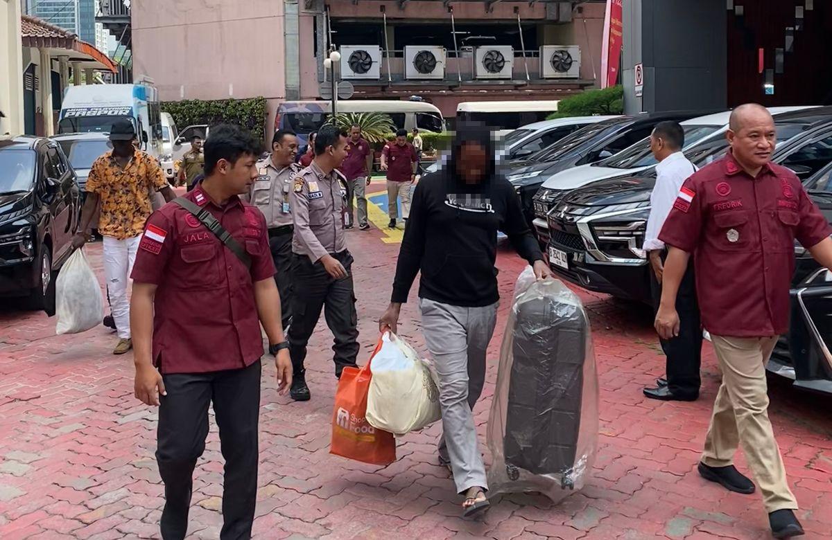 Proses pendetensian, petugas Rudenim Semarang menjemput tiga orang WNA dari Direktorat Jenderal Keimigrasian.