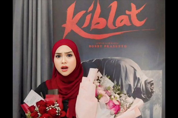 Film Kiblat yang dibintangi Ria Ricis dilarang tayang di bioskop Indonesia oleh MUI.