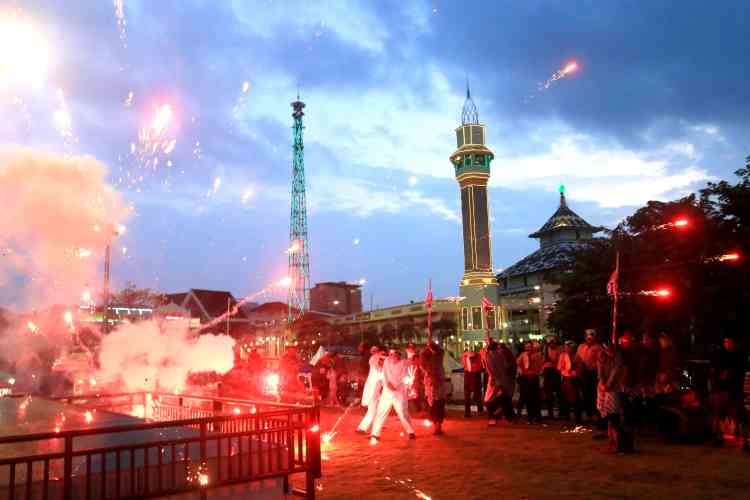 NGABUBURIT: Para pemuda sekitar Masjid Agung Kauman menggelar tradisi nyumet dung dengan arak-arakkan dan menyalakan kembang api. (NUR CHAMIM/JAWA POS RADAR SEMARANG)