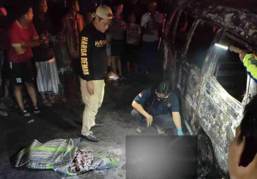 Petugas olah TKP di lokasi kejadian terbakarnya mobil dan pengemudinya.