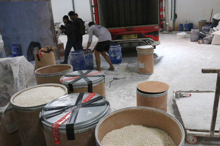 Pabrik pil koplo bernilai triliunan rupiah digerebek di Kawasan Industri Ngaliyan Semarang. (Nurchamim/Jawa Pos Radar Semarang)