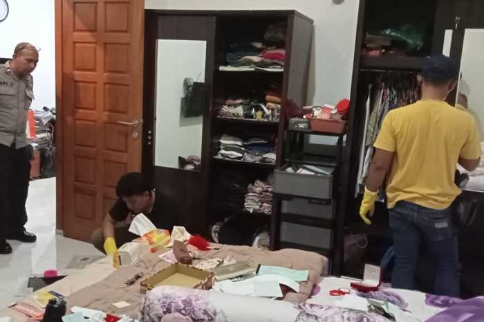 Petugas melakukan olah tempat kejadian perkara di rumah korban pencurian di kawasan Perum Bukit Agung, Sumurboto. M HARIYANTO/JAWA POS RADAR SEMARANG