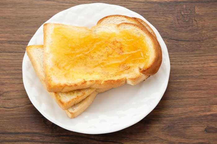 Roti bakar dengan selai srikaya.